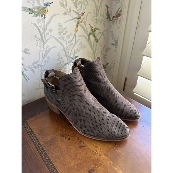Dolce Vita Booties Womens 8 Kara Ankle Boots Brown Suede Perforated Block Heels - Picture 1 of 9